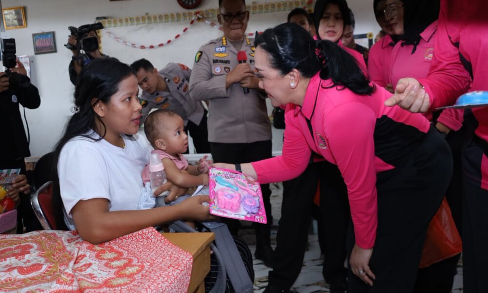 Tak Hanya Sembako, Bhayangkari Peduli Hadirkan Layanan Kesehatan untuk Warga Pulau Borang