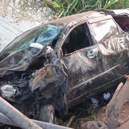 Diduga Panik dan Hilang Kendali, Mobil Dokter Muda Terjun ke Saluran Air Depan RS Hermina Palembang