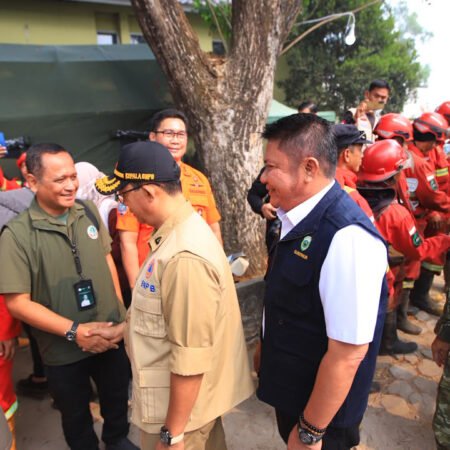 Herman Deru Dampingi Menko Polkam Tinjau Karhutla Kertapati, Strategi Pemadaman Diminta seperti Pertempuran