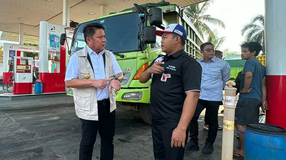 Antrean Solar Mengular Sampai Jalan Noerdin Pandji, Herman Deru Desak Pertamina Segera Tambah Pasokan