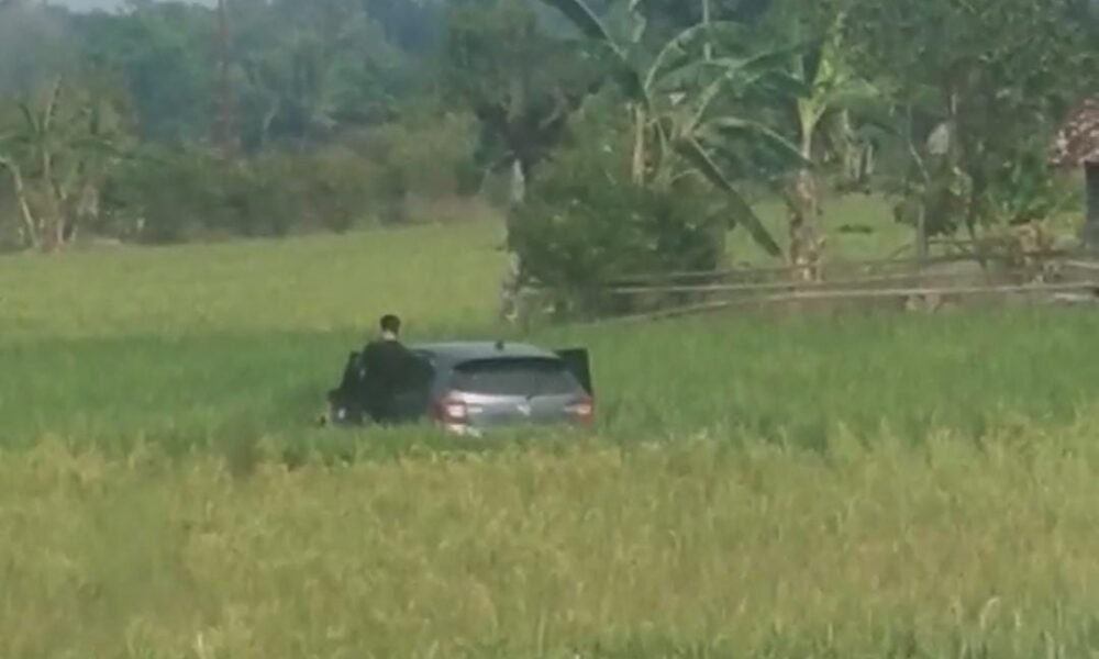 Polisi Tangkap Pengedar Narkoba di OKU Timur, Mobil Pelaku Masuk Sawah