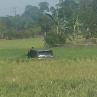 Polisi Tangkap Pengedar Narkoba di OKU Timur, Mobil Pelaku Masuk Sawah