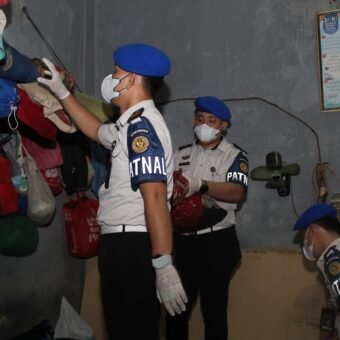 Cegah Narkoba dan HP Ilegal, Rutan Palembang Gelar Razia Gabungan dan Tes Urine Malam Hari Cegah Narkoba dan HP Ilegal, Rutan Palembang Gelar Razia Gabungan dan Tes Urine Malam Hari