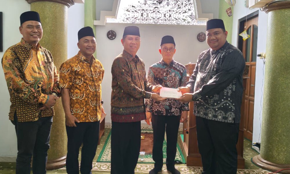 Perkuat Semangat Kafilah MTQ Nasional, Kakanwil Kemenag Sumsel Salurkan Bantuan di Semarang