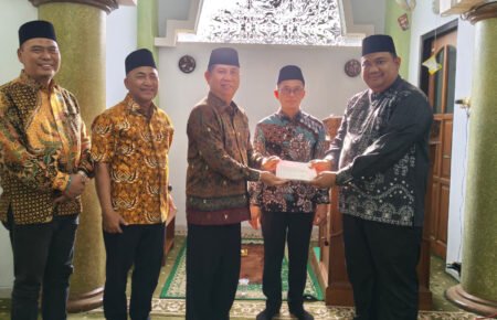 Perkuat Semangat Kafilah MTQ Nasional, Kakanwil Kemenag Sumsel Salurkan Bantuan di Semarang