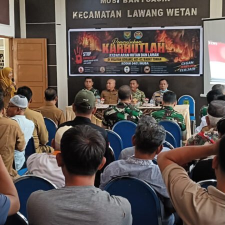 Tim Mabes TNI Turun Gunung Tangani Karhutla di Muba, Ingatkan Warga Tak Buka Lahan dengan Cara Dibakar