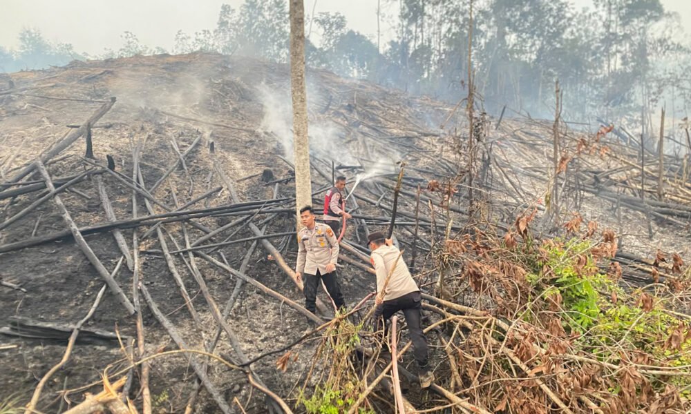 Kapolres OKU Selatan Turun Langsung, Empat Titik Api Karhutla Berhasil Dipadamkan