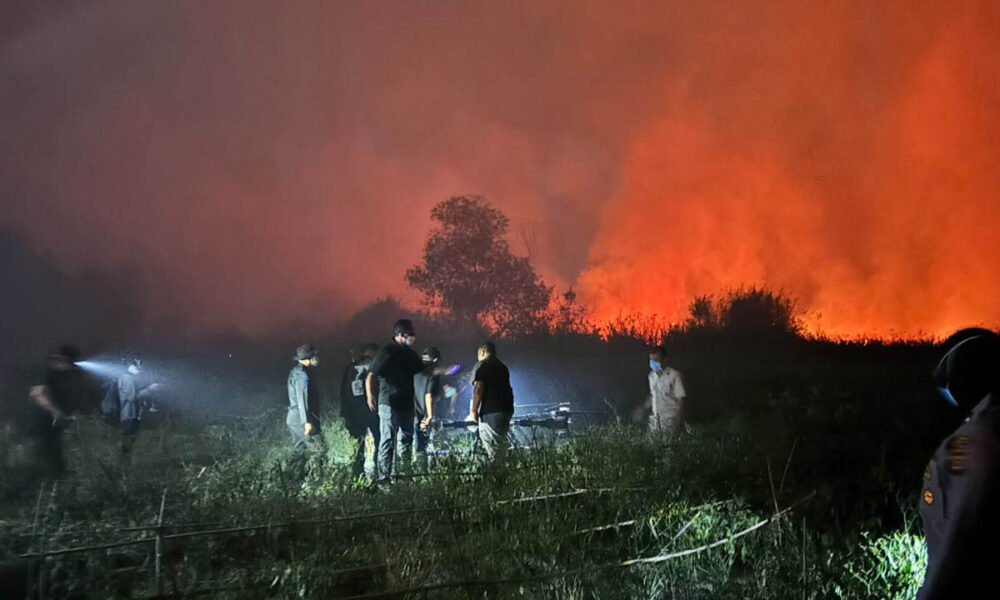 Polri Kerahkan Drone dan X-Fire Padamkan Karhutla di Pemulutan, Titik Api Sulit Dijangkau