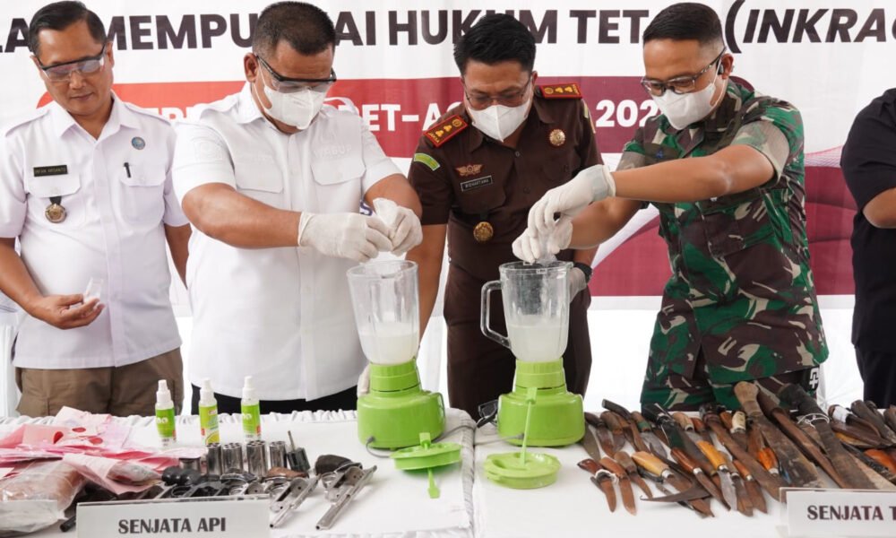 Kejari OKI Musnahkan 188 Gram Sabu, 941 Gram Ganja hingga 6 Senjata Api