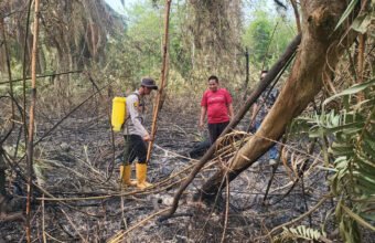 Pastikan Lahan Aman dari Api, Polsek Rantau Bayur Lakukan Pendinginan Dampak Karhutla
