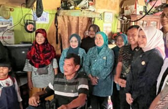 Program Palembang Peduli, Dewi Sastrani Salurkan Bantuan untuk Zahro yang Setahun Alami Stroke