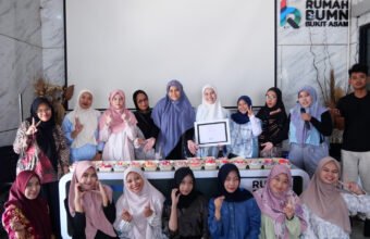 Dari Lilin Jadi Peluang Usaha, Rumah BUMN Bukit Asam Latih Warga Bikin Kreasi Aromatik