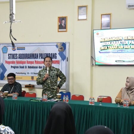 Danrem 044/Gapo Sampaikan Wawasan Kebangsaan di PKKMB STIKES Abdurahman