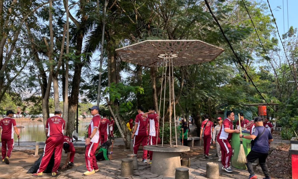 Polres Muara Enim dan Pemda Kompak Bersihkan Taman Adipura di World Clean Up Day 2026