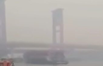 Diselimuti Kabut Asap dan Terekam Kamera Warga, Tongkang Batubara Tabrak Fender LRT Ampera di Sungai Musi