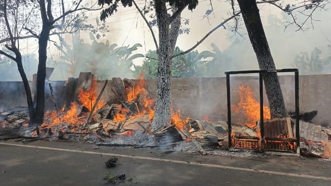 Empat Kios Kayu di Pinggir Jalan Pangeran Ratu Jakabaring Ludes Terbakar
