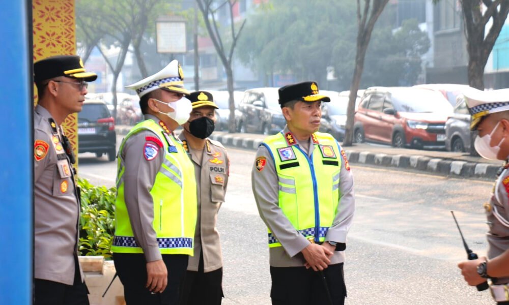 Kapolda Sumsel Pantau Arus Lalu Lintas di Simpang Empat Charitas Palembang