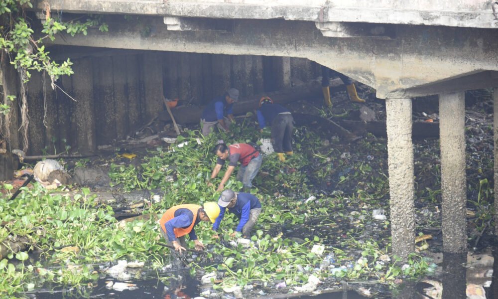 Jelang Musim Hujan, Pemkot Palembang Bersihkan Anak Sungai di 5 Kecamatan