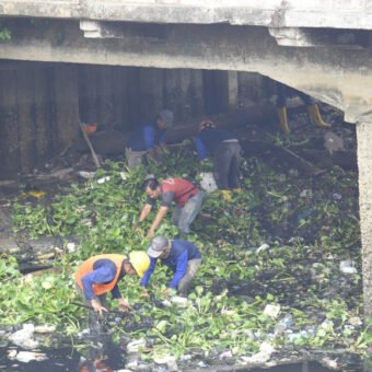 Jelang Musim Hujan, Pemkot Palembang Bersihkan Anak Sungai di 5 Kecamatan