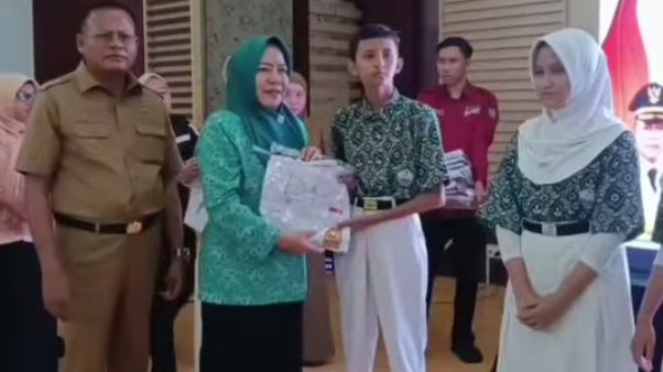 Ringankan Beban Orang Tua Siswa, Pemkot Prabumulih Bagikan Seragam Sekolah Gratis
