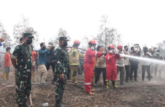 Dampingi Menko Polkam, Danrem 044/Gapo Tinjau Penanganan Karhutla di Palembang
