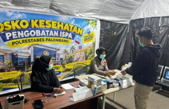 Polrestabes Palembang Buka Posko Pengobatan Gratis, Warga Keluhkan ISPA di Tengah Kualitas Udara Memburuk