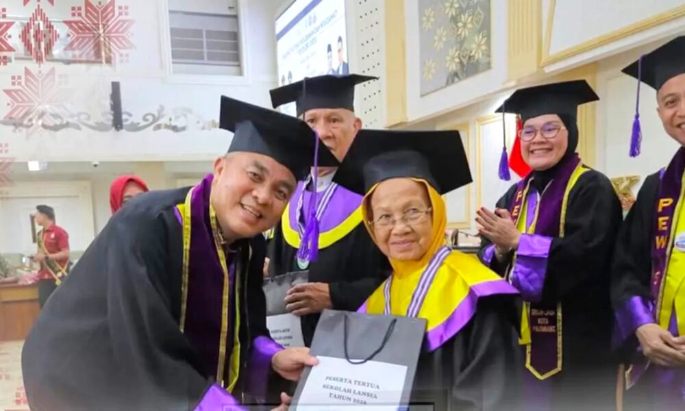 Semangat Belajar di Usia Senja, 60 Kakek dan Kakekdi Palembang Resmi Diwisuda