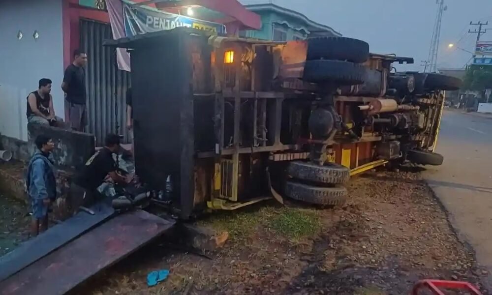Truk Pengangkut Minyak Ilegal Tanpa Nomor Polisi Terbalik di Muba, Sopirnya Kabur