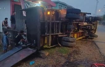 Truk Pengangkut Minyak Ilegal Tanpa Nomor Polisi Terbalik di Muba, Sopirnya Kabur