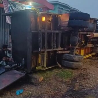 Truk Pengangkut Minyak Ilegal Tanpa Nomor Polisi Terbalik di Muba, Sopirnya Kabur